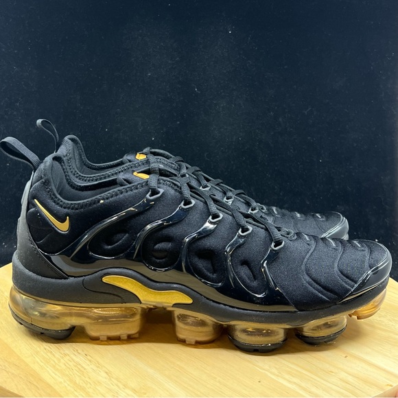 Nike Air VaporMax Plus Black Metallic Gold CW7299-001 Men's Size 9.5 - Picture 4 of 10